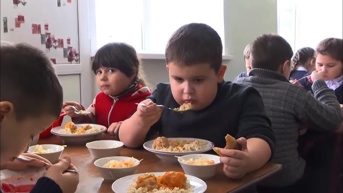 Болалар орасида семириш ортмоқда — ЖССТ мактабларда соғлом овқатланиш қўлланмасини чиқарди