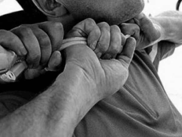 Чироқчилик 22 яшар келинчак эрини сочиқ билан бўғиб ўлдирди