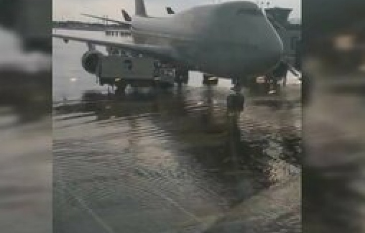 «Самолеты стоят в воде»: Аэропорт Шереметьево затопило (видео)