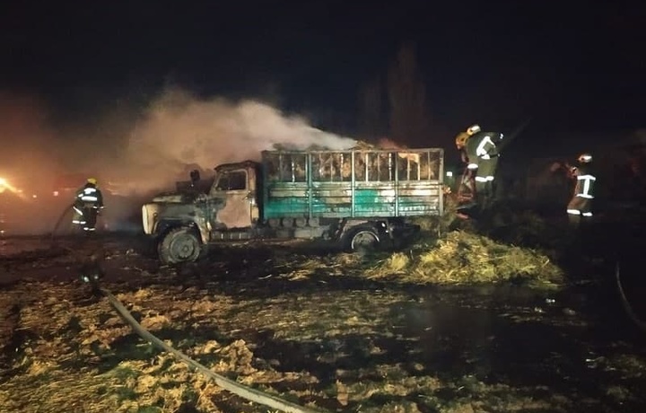 В Кибрае сгорели 4 грузовика с сеном