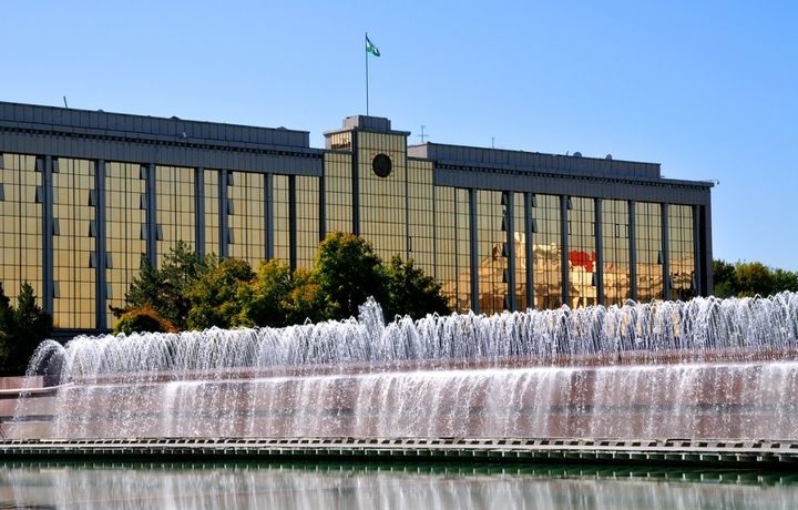 Vazirlar Mahkamasi apparati qanday tarkibiy bo‘linmalarga ega bo‘ladi?