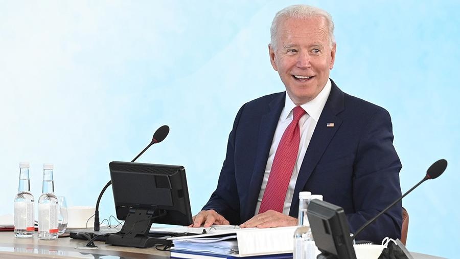 Байден нарушил королевский протокол на саммите G7