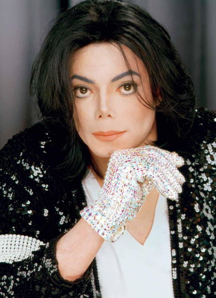 Знаменитую перчатку Майкла Джексона продали на аукционе за 85 тысяч фунтов
