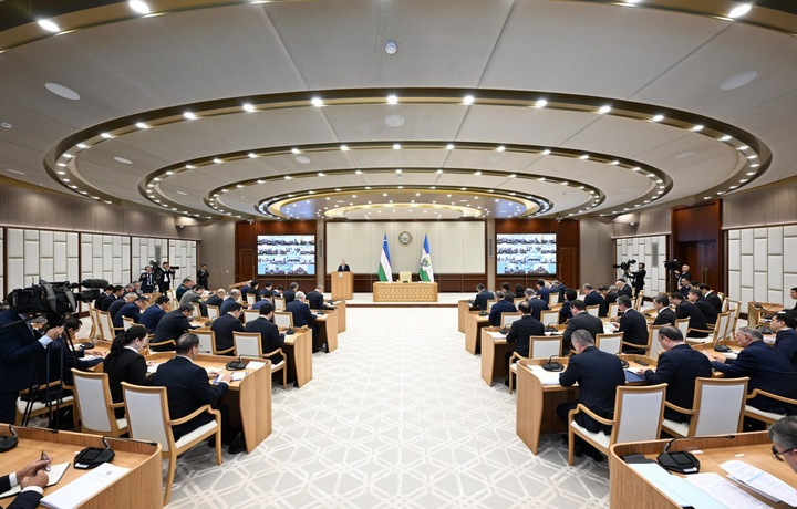 Shavkat Mirziyoyev vazirlik va hokimliklar ishidagi muammolarni tahlil qildi