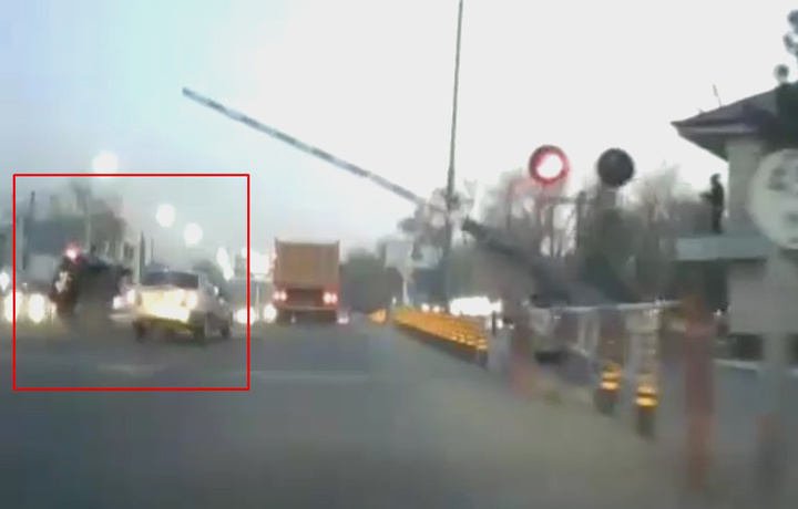 В Ташкенте два автомобиля попали в ДТП, пытаясь проскочить опускающийся шлагбаум (видео)