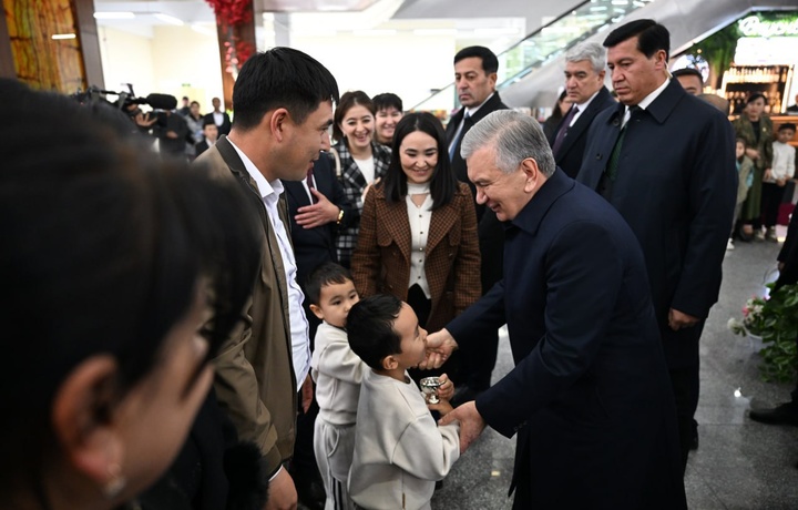 Prezident Jizzaxdagi savdo va xizmat ko‘rsatish majmuasiga bordi
