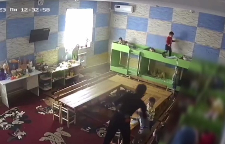 Воспитательница частного детского сада в Хорезме побила двух детей