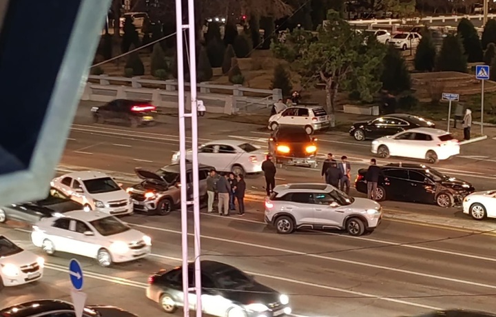 В Ташкенте произошло ДТП с участием трех автомобилей