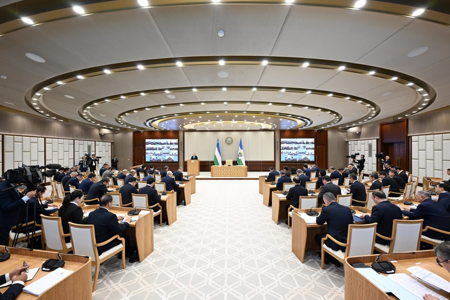 Shavkat Mirziyoyev vazirlik va hokimliklar ishidagi muammolarni tahlil qildi