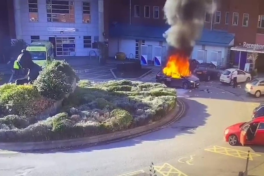 Британияда таксичи машинада худкуш-террорчини қамаб қўйиб, терактнинг олдини олди