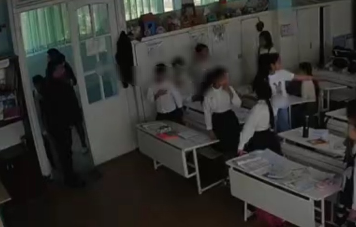 В Бухаре отец ученика избил его одноклассников прямо во время урока