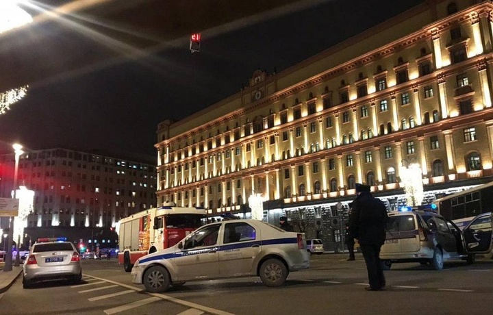 Неизвестный открыл стрельбу в центре Москвы, есть пострадавшие (видео)