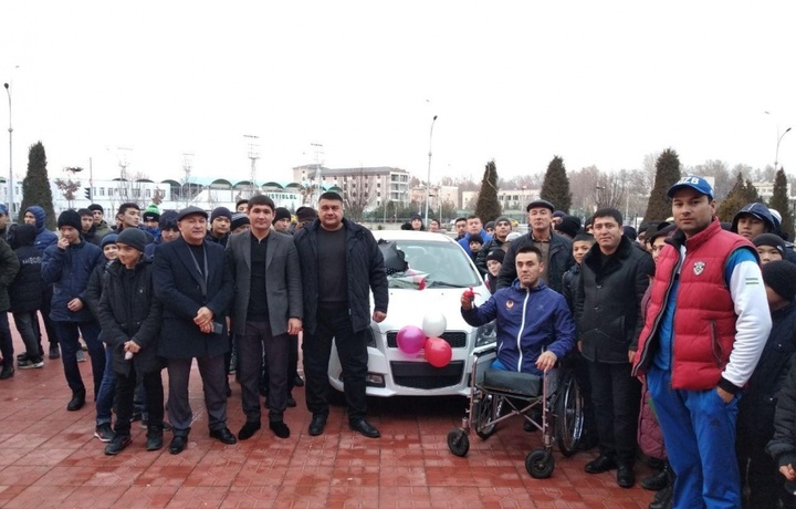 Paralimpiyachi Azizbek Abdulhabibov avtomashina bilan taqdirlandi