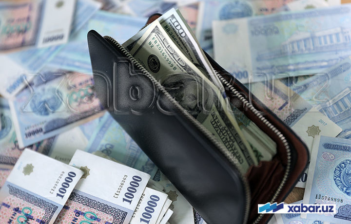 Курс доллара в Узбекистане почти достиг отметки в 8300 сумов