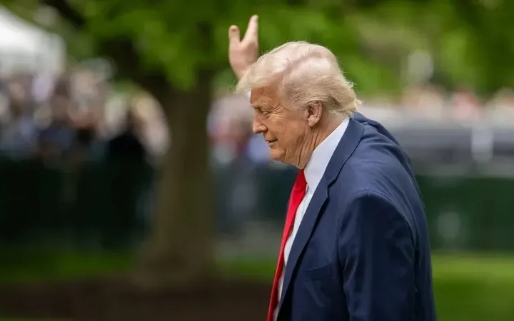Трамп 12 мамлакат фуқароларининг АҚШга киришини тақиқлади