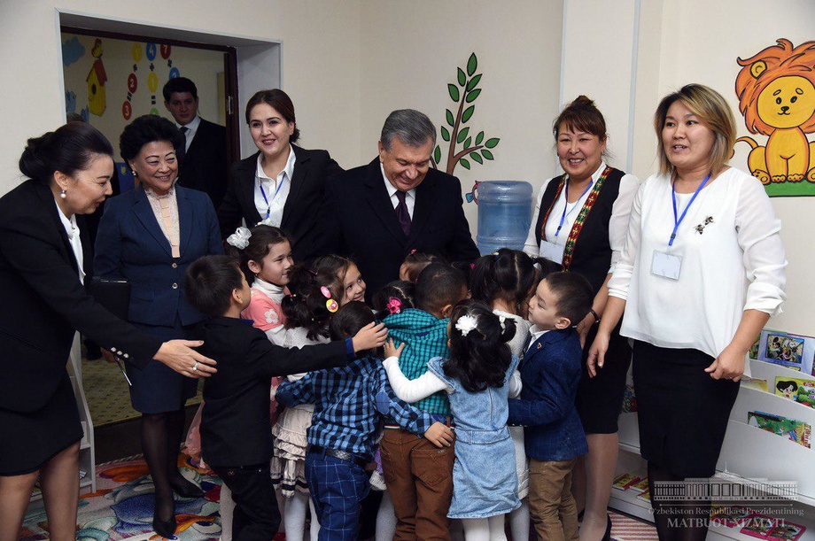Президент ознакомился с поликлиникой и детским садом организованными в многоквартирных домах (фото)