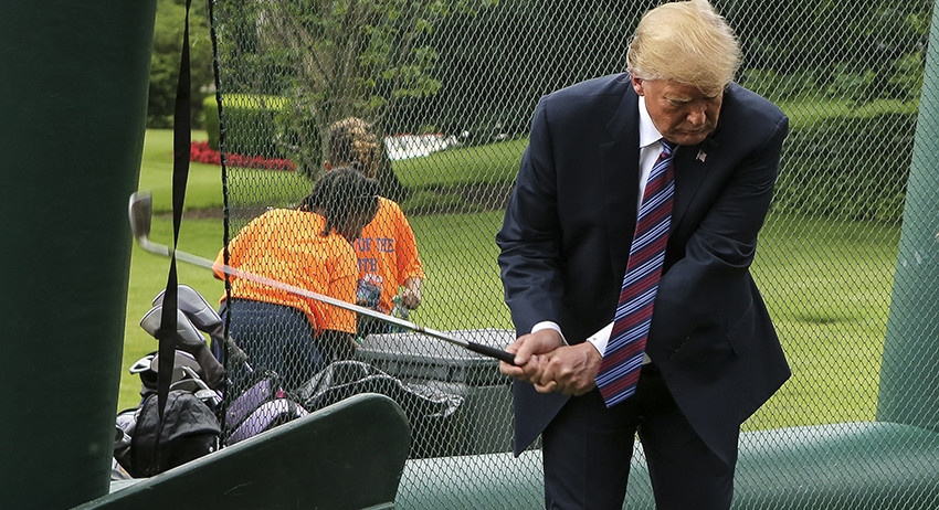 Трамп играл в гольф во время прощания с Маккейном