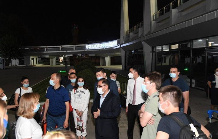 Koronavirusga qarshi kurashda hamkorlikda ishlash uchun rossiyalik mutaxassislar yetib keldi (fotoreportaj)