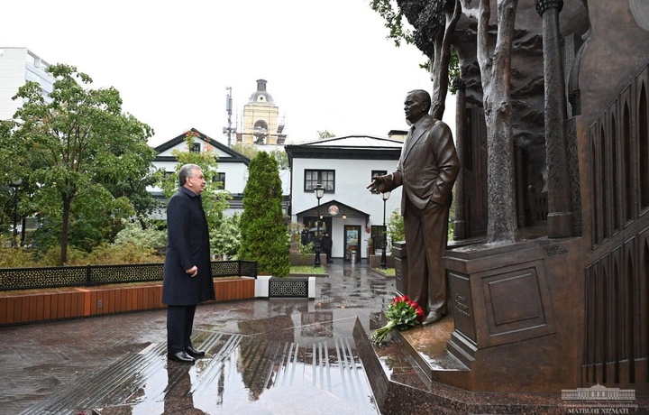 Шавкат Мирзиёев Москвадаги Ислом Каримов хиёбонида бўлди (фото)