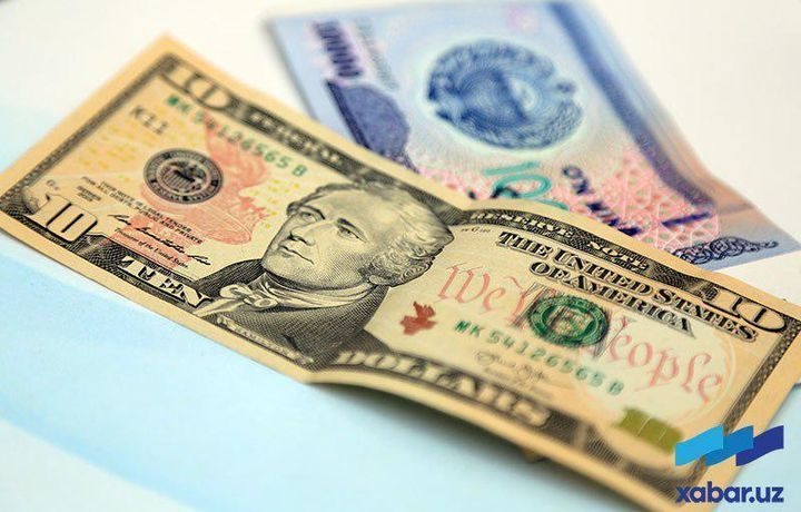 В Узбекистане курс доллара незначительно поднялся