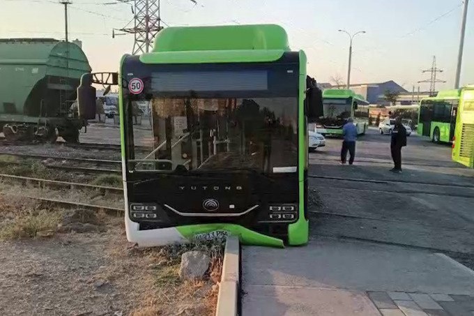 Toshkentda yo‘lovchi tashuvchi ikkita avtobus to‘qnashib ketdi