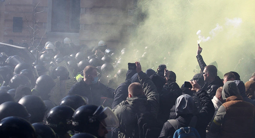 Украинские националисты митингуют против президента