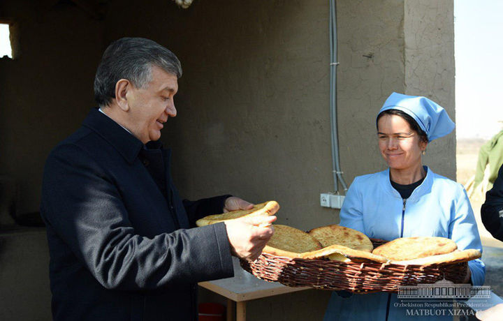Йўл-йўлакай. Шавкат Мирзиёев новвой аёллар билан суҳбатлашди