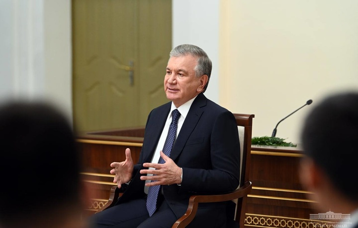 Shavkat Mirziyoyev yoshlar bilan suhbatlashdi