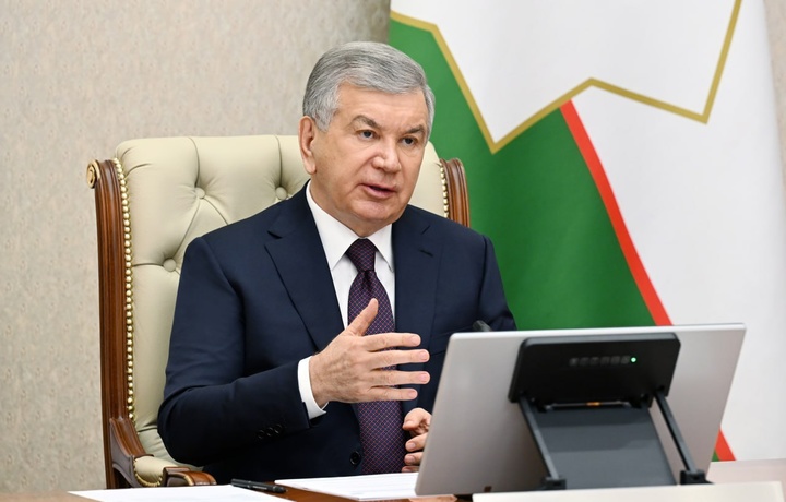 Шавкат Мирзиёев ознакомился с презентацией о повышении эффективности работы аэропорта Навои