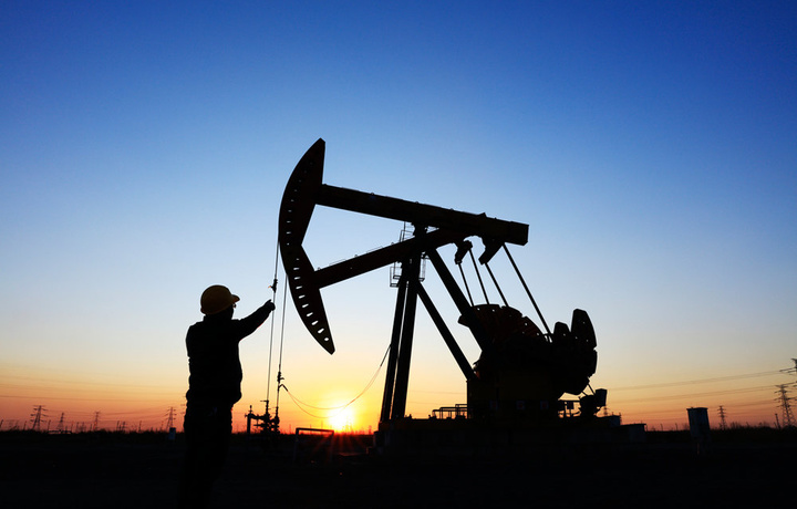 Bloomberg: пандемия вақтида тўпланган нефт захираси ишлатиб бўлинди