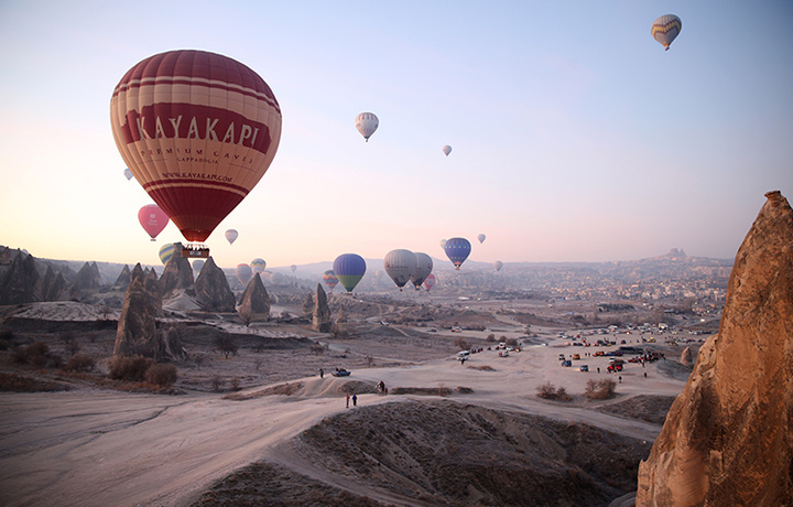 Kappadokiyadagi sayyohlar 2023 yilning ilk kunini osmonda qarshi oldi
