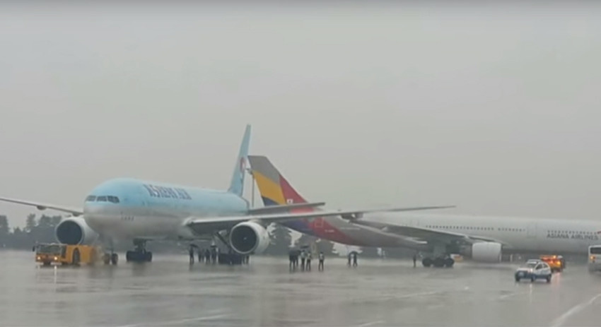В корейском аэропорту столкнулись два самолёта