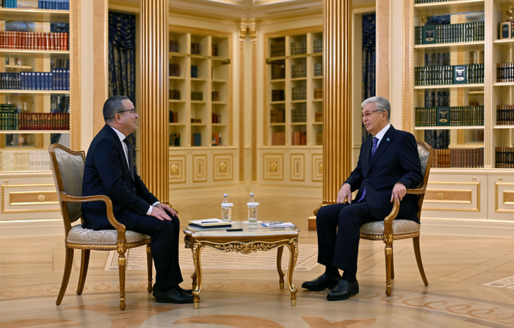 «Мирзиёев спорт залида машқ қилади» – Тўқаев Ўзбекистон етакчиси ҳақида