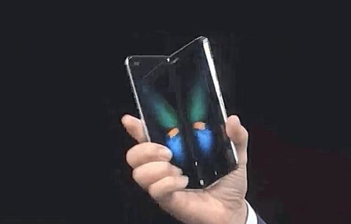 Samsung представила складной смартфон