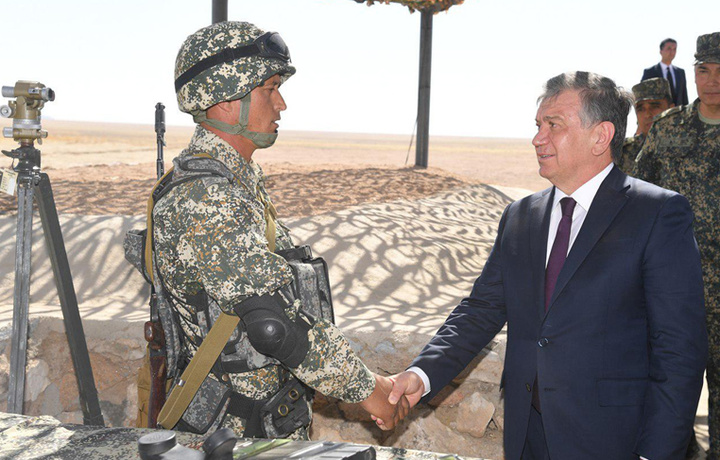 Shavkat Mirziyoyev Chirchiqdagi harbiy qismga tashrif buyurdi