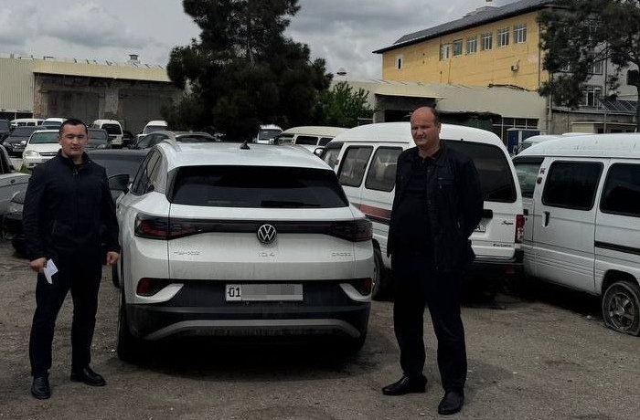 Наманганда қарздор фуқаронинг автомашинаси «қамаб қўйилди»