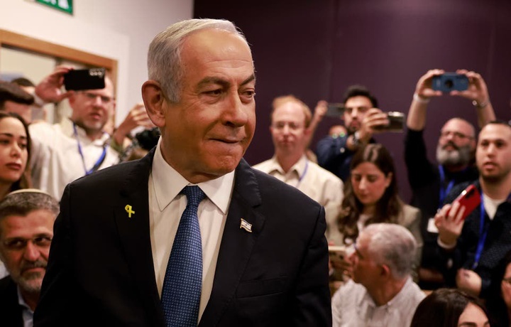 Netanyahu sud qora kursisida