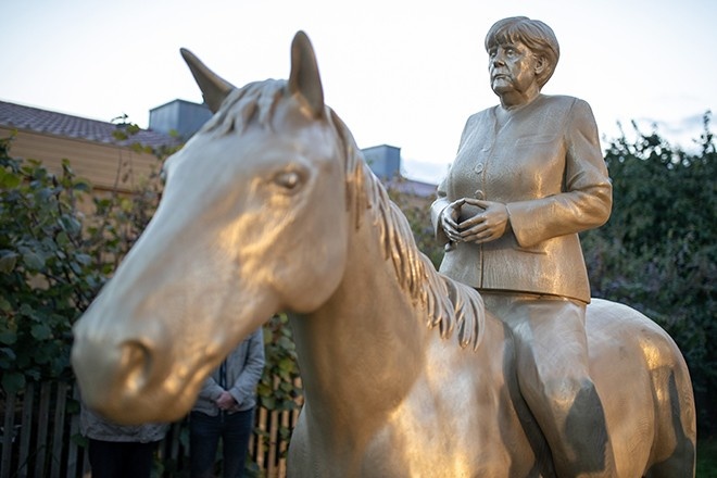 В Баварии установили конную статую Ангелы Меркель (фото)