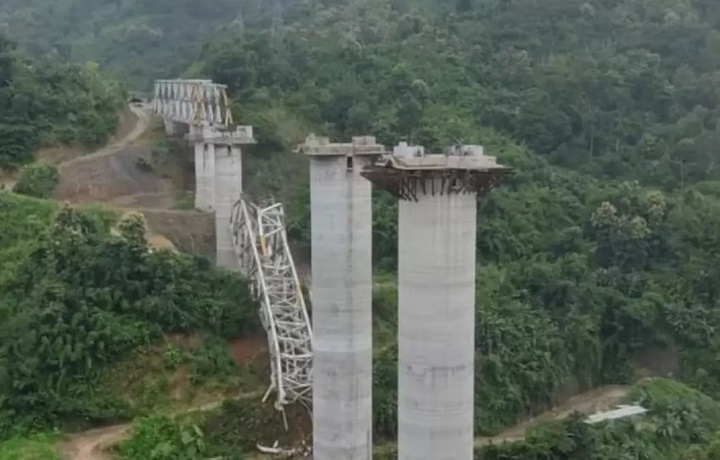 В Индии обрушился мост. 26 человек погибли
