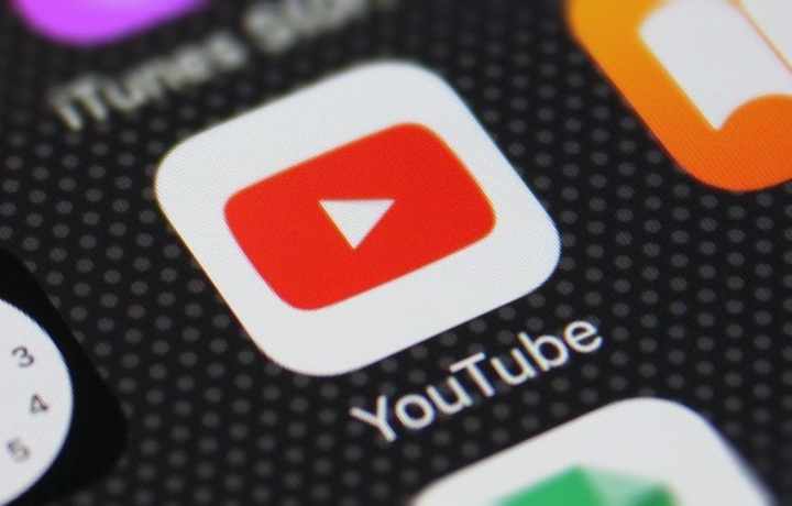 YouTube может включать субтитры, когда вы едите чипсы