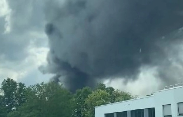 Берлин накрыло ядовитым дымом из-за пожара на военном заводе (фото)
