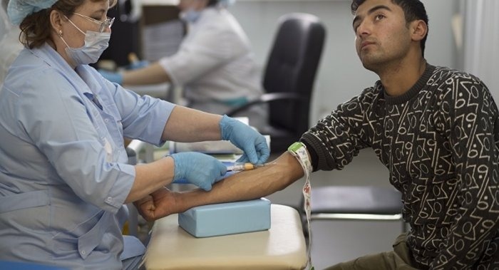 Россияда тиббий кўрикдан бош тортган мигрантлар депортация қилиниши мумкин