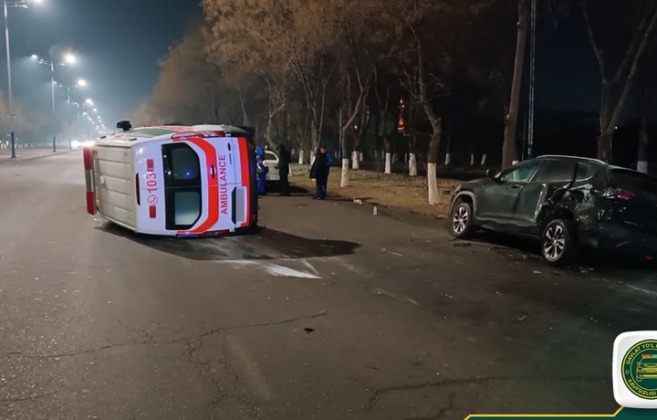 В Ташкенте автомобиль скорой помощи опрокинулся после столкновения с Tracker