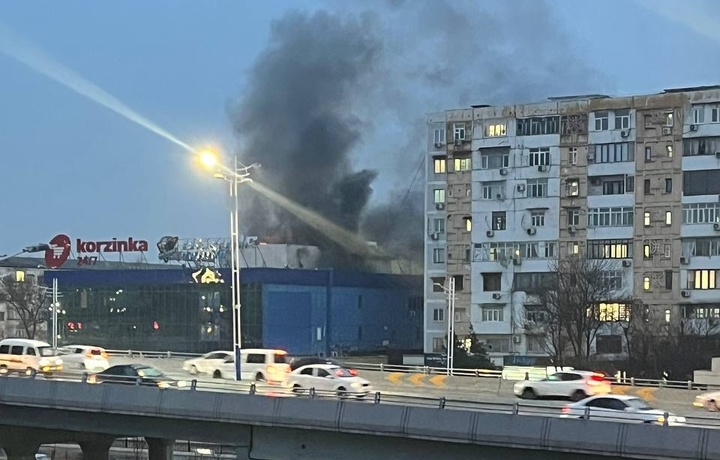 В Ташкенте вспыхнул пожар в торговом центре у метро «Новза»