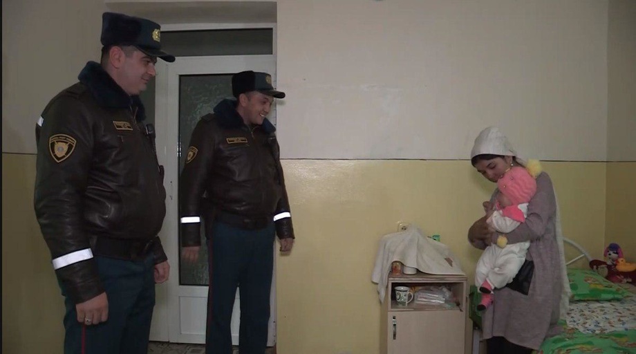 Женщине, оставшейся с ребенком на улице дали квартиру в Намангане (видео)