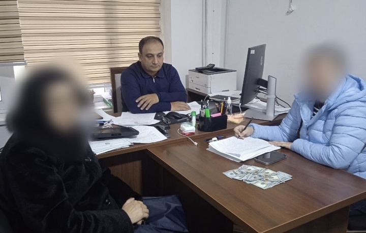 Бухорода она ўз ўғлини қамоқдан сақлаш учун қарзини тўлаб берди