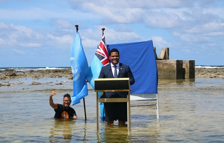 Министр «тонущего» государства обратился за помощью, стоя по колено в воде (фото+видео)
