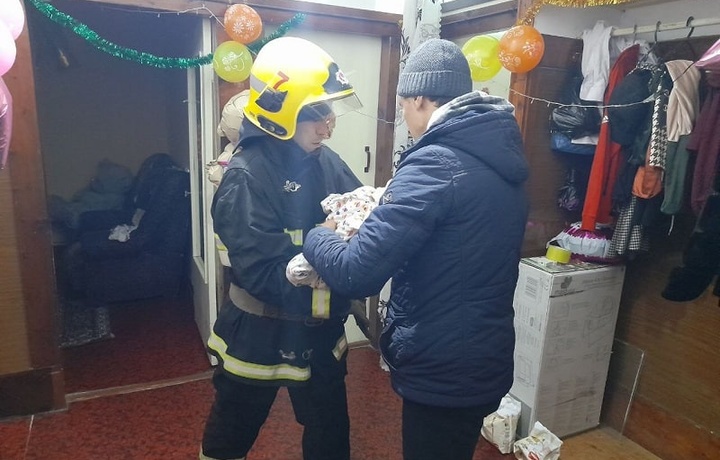 Bekobodda ehtiyotsizlik oqibatida 1 yoshli bola uy ichida qulflanib qoldi