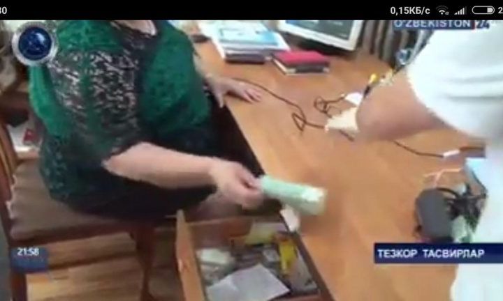 Тошкентда мактаб директори 1-синфга ўқувчи қабул қилиш учун пора олаётганда қўлга тушди (видео)