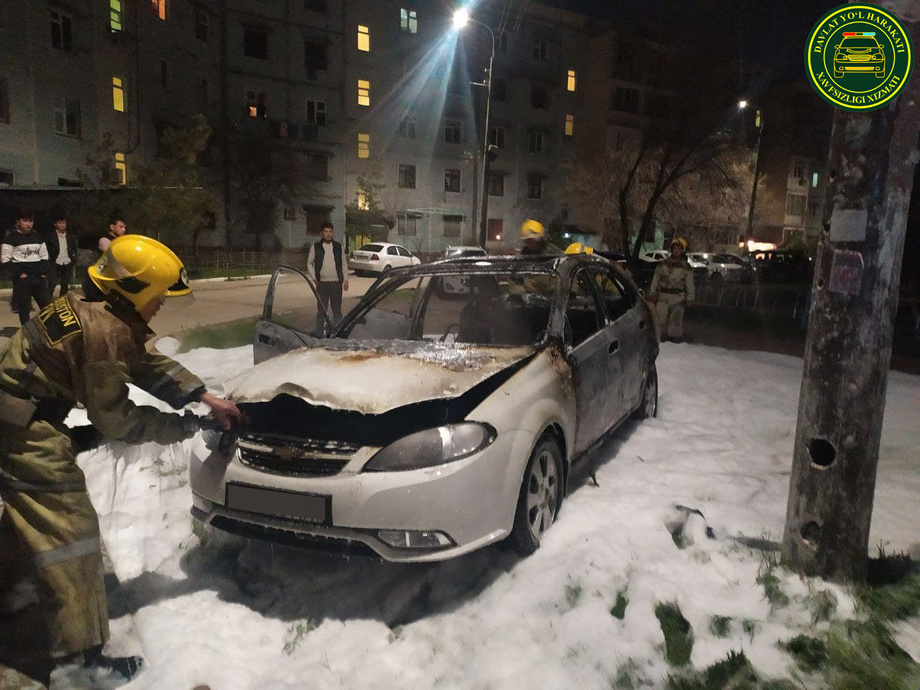 В Ташкенте загорелся припаркованный у дома «Lacetti»